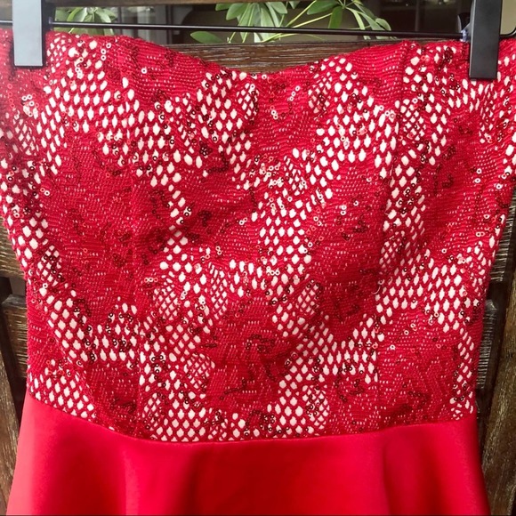 Windsor Red Strapless Top - Picture 4 of 11